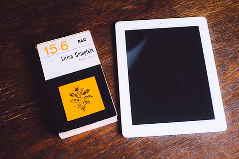 libro, ipad, oggetti, tavoletta digitale, tecnologia, legno - materiale, Internet, touch screen, computer, nessuno, tecnologia wireless, mobilità, vecchio stile, fotografia, avvicinamento, comunicazione, tavolo, connessione, vista dall'alto, in casa, natura morta, testo, cellulare, sceneggiatura occidentale, schermo, dispositivo di informazione portatile, copia spazio, vuoto, Messaggio, 4K, CC0, dominio pubblico, privo di copyright