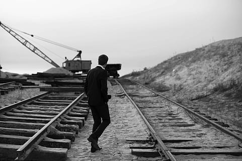 in scala di grigi, uomo, a piedi, treno ferroviario, fotografia in scala di grigi, ferrovia, rotaie, traccia, treno, costruzione, gru, completo da uomo, collina, estrazione, il mio, draga, pala a vapore, fine della linea, ty, mezzi di trasporto, trasporto ferroviario, una persona, cielo, retrovisore, lunghezza intera, uomini, persone reali, in piedi, natura, stili di vita, attività di svago, giorno, la strada davanti, modo di trasporto, viaggio, all'aperto, 5K, CC0, dominio pubblico, privo di copyright