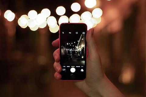 persoană, deținere, roz, iphone 5 c, 5c, măr, Electronică, mână, iPhone, macro, făcând o poză, tehnologia fără fir, tehnologie, fotografii tematice, telefon inteligent, dispozitiv portabil de informații, comunicare, Sesiuni foto, să se concentreze asupra primelor elemente, o persoana, activitate, telefon mobil, partea corpului uman, mesagerie foto, iluminat, noapte, conexiune, umană, adult, viata de noapte, rețele sociale, 4K, CC0, domeniu public, fără drepturi de autor