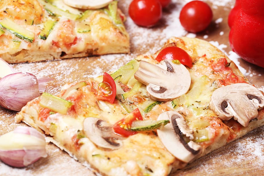 Pizza, funghi, verdure, cibo e bevande, cibo, verdura, pomodoro, cibo italiano, frutta, prodotto caseario, formaggio, freschezza, fetta, al forno, in casa, mangiare sano, fatti in casa, basilico, avvicinamento, pronto a mangiare, messa a fuoco selettiva, erba, nessuno, ristorante fast food, pizzeria, prendi cibo, salsa di pomodoro, 5K