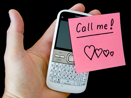 hand, mobil, notera, lista, ambassad, meddelande, ring samtalet, mänsklig hand, kommunikation, mänsklig kroppsdel, trådlös teknik, text, innehav, teknologi, telefon, mobiltelefon, en person, förbindelse, västra skriptet, närbild, inomhus, smart telefon, studio skott, finger, svart bakgrund, 4K, CC0, offentligt domän, royaltyfria