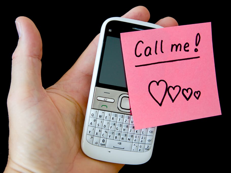 mà, mòbil, nota, llista, ambaixada, missatge, fer la trucada, mà humana, comunicació, part del cos humà, tecnologia sense fils, text, celebració, tecnologia, telèfon, telèfon mòbil, una persona, connexió, guió occidental, primer pla, a l'interior, telèfon intel·ligent, tir de l'estudi, dit, fons negre, 4K