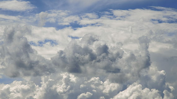 cel, cel intens, núvols, núvols de tempesta, naturalesa, blau, temps, aire, núvol - cel, dia, estratosfera, fons, cloudscape, escenics, a l'aire lliure, espai, núvol de cúmuls, blanc, esponjós, vista aèria, meteorologia, núvol, estiu, clima, marc complet, bellesa a la natura, cap gent, atmosfera, medi ambient, vent, cel dramàtic, llum solar, escenics - natura, pluja, a dalt, suavitat, 4K, CC0, domini públic, lliure de regalies
