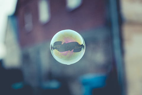 flach, Foto fokussieren, Blase, ohne Titel, schwimmend, Reflexion, oben, transparent, jugendlich, Spiegelreflexion, Seifenblasenflüssigkeit, Seifenblase, Himmel, durchschauen, Schule, Puff, spielen, Fokus auf den Vordergrund, Kugel, Nahansicht, Verletzlichkeit, Zerbrechlichkeit, in der Luft, Tag, Glas - Material, Natur, Seifenlauge, gestalten, gebaute Struktur, draußen, Kristallkugel, Ball, die Architektur, keine Leute, 5K, CC0, gemeinfrei, lizenzfrei