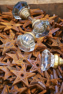 Dekor, Knöpfe, Rost, Sterne, Tür, Textur, alt, Design, Jahrgang, retro, Antiquität, Metall, Dekoration, Glas, Symbol, verwittert, dekorativ, Sammlung, gebraucht, keine Leute, große gruppe von gegenständen, Nahansicht, Glas - Material, Stillleben, Fülle, Essen und Trinken, drinnen, High Angle View, Reichtum, transparent, Variation, Wahl, glänzend, würzen, Geschäft, Lebensmittel, Container, Fokus auf den Vordergrund, Luxus, 4K, CC0, gemeinfrei, lizenzfrei