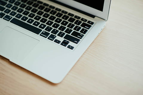 MacBook Air, oben, braun, hölzern, Möbel, Silber MacBook Air, gedreht, MacBook, Schreibtisch, Technik, Technologie, Tastatur, Computer, Bildschirm, Arbeitsplatz, minimal, Laptop, Apfel, Geschäft, kreativ, kabellose Technologie, Kommunikation, Verbindung, Tabelle, Nahansicht, Computer Tastatur, drinnen, Computerausrüstung, High Angle View, keine Leute, kopieren sie platz, Internet, tragbares Informationsgerät, Computernetzwerk, Portabilität, Brief, Korrespondenz, Computerschlüssel, silberfarben, globale Kommunikation, 5K, CC0, gemeinfrei, lizenzfrei