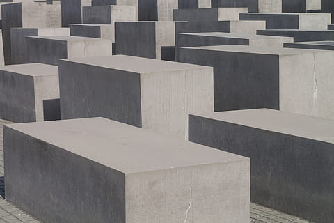 Denkmal, Schatten, Struktur, Block, die Architektur, Monument, keine Leute, Vollbild, Wiederholung, Stadt, in einer Reihe, Geschichte, die Vergangenheit, Hintergründe, Tag, Beton, Religion, Reiseziele, Blockform, grau, Muster, draußen, 2K, CC0, gemeinfrei, lizenzfrei