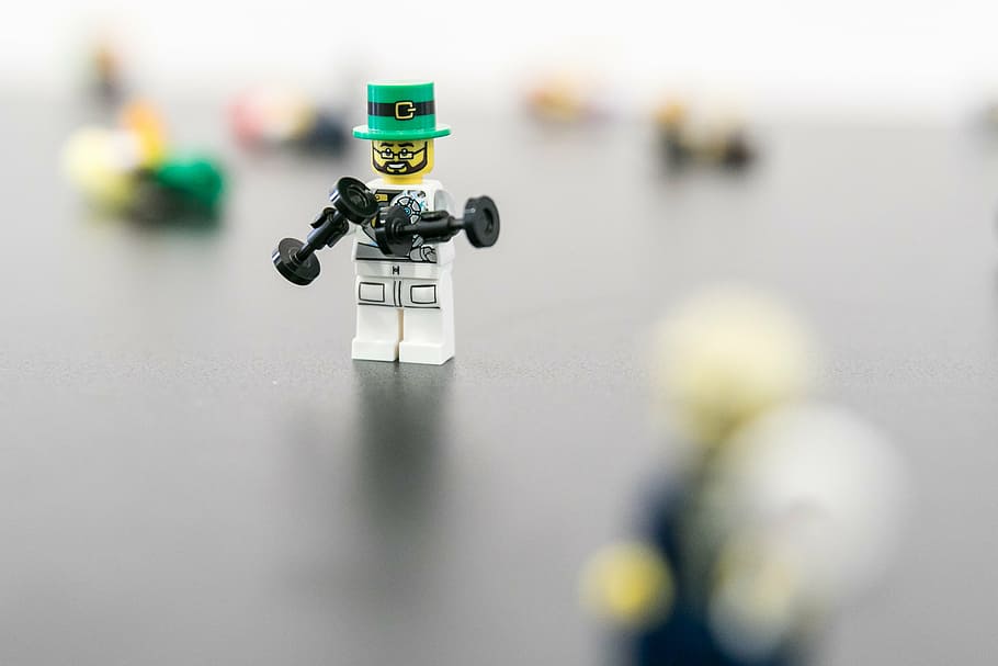 selectiu, focalitzar la fotografia, lego minifigurine, executiu, dirigir, guia, equip, xef, home, retinguda, fort, construcció del cos, r-quadrat, lideratge, tren, masculí, coratge, cap gent, a l'interior, tecnologia, primer pla, dia, enfocament selectiu, centrar-se en primer pla, connexió, aigua, comunicació, control, representació humana, taula, naturalesa, endoll elèctric, joguina, esport, representació, indústria, 2K