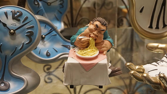 decorazione, figura, ceramica, opera d'arte, viso, arte, deco, figure, mangiare, orologio, Nippes, spaghetti, adulto, in casa, mezzi di trasporto, persone, uomini, maschi, macchinario, tre quarti, detenzione, modo di trasporto, guardando la fotocamera, shopping, donne, giovane adulto, due persone, parte del corpo umano, infanzia, memorizzare, 5K, CC0, dominio pubblico, privo di copyright