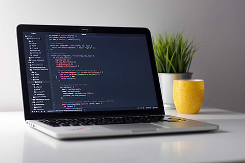 schwarz, Silber Laptop-Computer, Tabelle, neben, Gelb, Tasse, Laptop, Computer, MacBook, Tastatur, Bildschirm, Technologie, kabellose Technologie, Kommunikation, Geschäft, drinnen, Verbindung, Internet, Computernetzwerk, keine Leute, Studioaufnahme, digitale Tablette, Finanzen, Großunternehmen, Möbel, Schreibtisch, Essen und Trinken, 5K, CC0, gemeinfrei, lizenzfrei