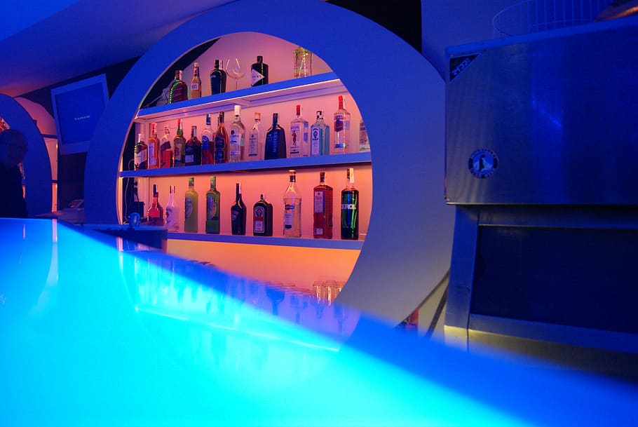 discoteca, nit, local, il·luminat, a l'interior, blau, arc, finestra, arquitectura, prestatge, reflexió, cap gent, en fila, modern, absència, piscina, vidre - material, ampolla, alcohol, educació, bar - establiment de begudes, contenidor, comptador de barres, 4K