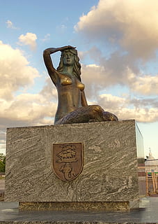 Polen, Ustka, fyrtårn, skyer, himmel, sky - himmel, Kunst og håndværk, skulptur, repræsentation, menneskelig repræsentation, statue, arkitektur, tekst, meddelelse, mandlig lighed, kreativitet, dag, natur, vand, ingen mennesker, bygget struktur, lav vinkel visning, vestlige script, håndværk, udendørs, 4K, CC0, offentligt domæne, royaltyfrie