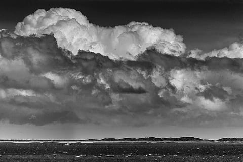 lille, båd, stor, cloudscape, gråtonebillede, skyer, dagtimerne, Sky, hav, vand, ocean, sort og hvid, dramatisk himmel, landskab, kyst, jorden, marinemaleri, sort sky, stor sky, Bugt, strand, Whitecap, hårdt hav, storm sky, storm, sky - himmel, himmel, miljø, natur, scenics - natur, skønhed i naturen, tordenvejr, udendørs, ingen mennesker, jord, ro, ildevarslende, mørk, vind, regn, 1080P, CC0, offentligt domæne, royaltyfrie