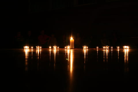 angezündet, Kerzen, schwarz, Hintergrund, Kerze, Licht, dunkle Flamme, Weihnachten, dunkel, Flamme, Nacht-, glühend, Kerzenlicht, Wachs, glühen, brennen, Dunkelheit, Religion, festlich, warm, Romantik, religiös, Spiritualität, Frieden, still, Meditation, Wasser, Reflexion, Fluss, Dämmerung, See, Natur, beleuchtet, Hintergründe, keine Leute, Strassenlicht, Lichtanlage, gebaute Struktur, die Architektur, Gebäudehülle, Licht - natürliches Phänomen, draußen, Gebäude, Straße, Anbetungsstätte, 2K, CC0, gemeinfrei, lizenzfrei
