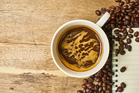 caffè, caffeina, tazza, bevanda, foto, mattina, svegliare, Buongiorno, caffè espresso, foto di cibo, cappuccino, fotografia, corso, legna, nutrizione, tavolo, cucina, prima colazione, sfondo, macro, cibo, taccuino, tazza di caffè, libro, lavoro, il lavoro, penna, Marrone, bar, avvicinamento, nucleo, seme, fresco, bicchiere, latte macchiato, bere, ristorante, caffè - bevanda, cibo e bevande, boccale, chicco di caffè tostato, rinfresco, direttamente sopra, bevanda calda, freschezza, mano umana, vista dall'alto, natura morta, mano, bevanda analcolica, 5K, CC0, dominio pubblico, privo di copyright