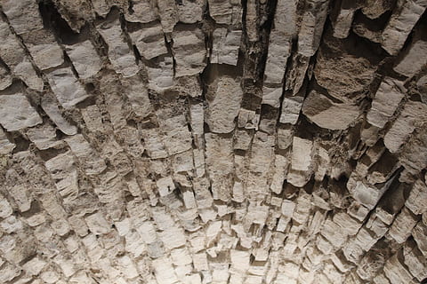 pierre, bóveda, ligero, fotograma completo, antecedentes, nadie, modelo, gran grupo de objetos, texturizado, abundancia, día, de cerca, material de madera, al aire libre, madera, pared, detalle, áspero, estructura construida, geología, marrón, naturaleza, Pared de piedra, techo, 5K, CC0, dominio público, libre de derechos