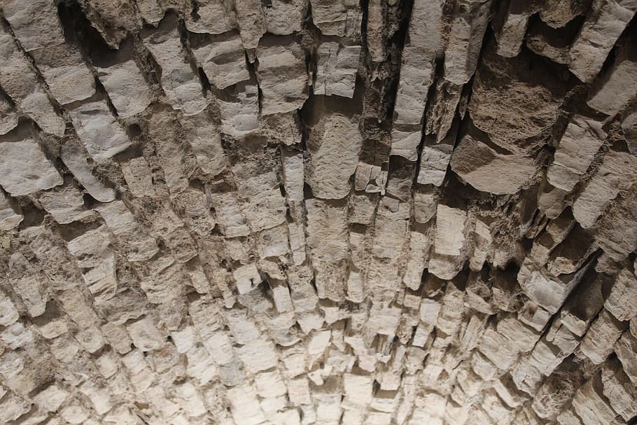 pierre, volta, llum, marc complet, fons, cap gent, patró, gran grup d'objectes, textura, abundància, dia, primer pla, material de fusta, a l'aire lliure, fusta, paret, detall, aspre, estructura construïda, geologia, marró, naturalesa, paret de pedra, sostre, 5K