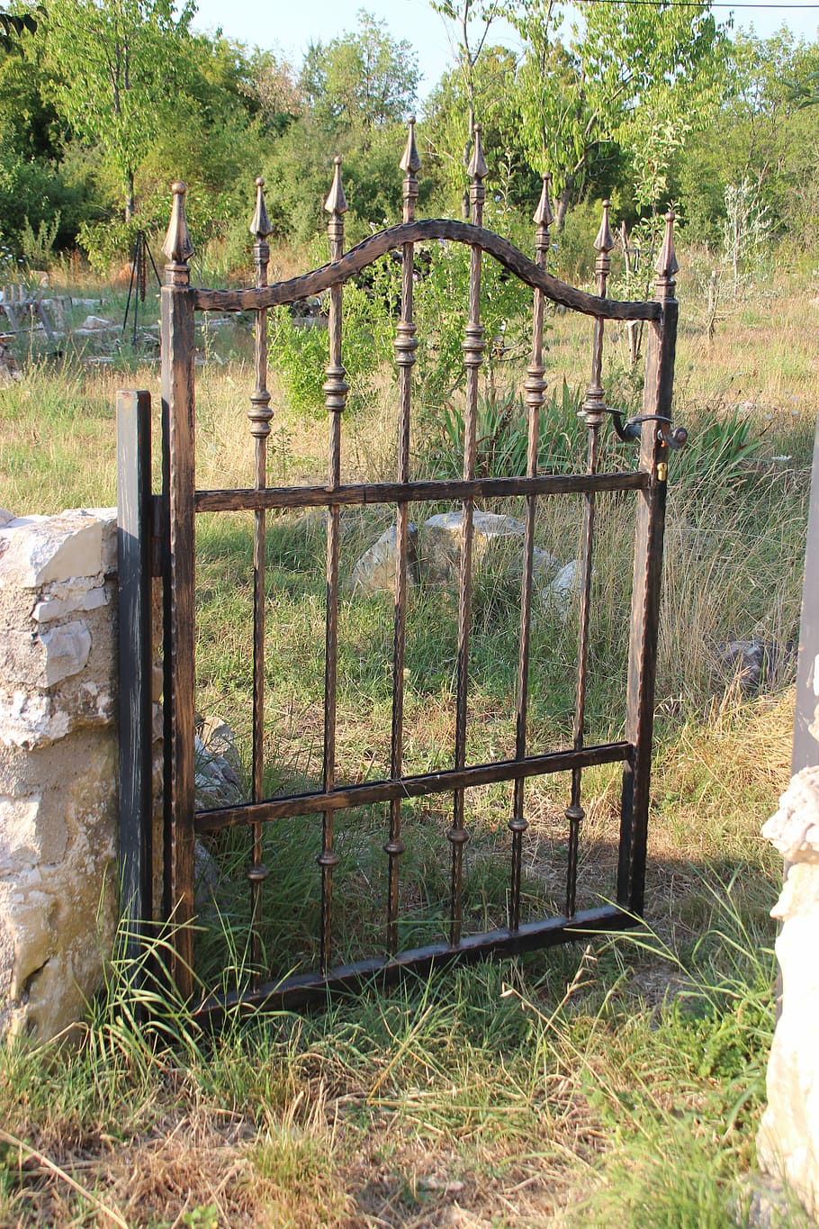 Tor, gebrochen, alt, garten, Eisen, rostig, alt, Garten, Feld, Schutz, Gras, keine Leute, ländliche Szene, Pflanze, Zaun, Grenze, Barriere, Land, Sicherheit, Natur, Tag, Baum, Landschaft, Metall, Holz - Material, Ruhe, draußen, Verschlechterung, 5K