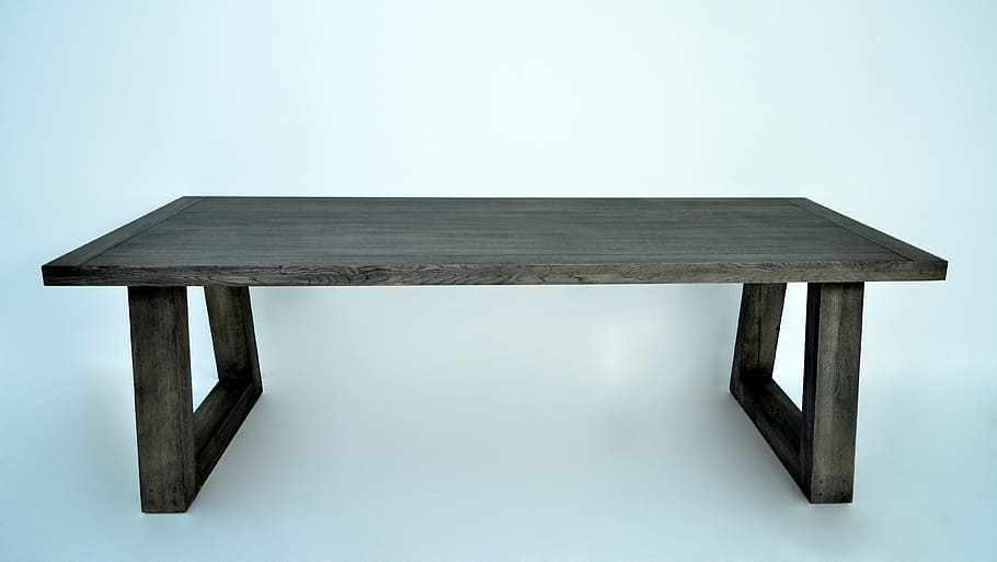 tavolo in legno grigio, solido, quercia, tavolo, struttura costruita, nessuno, architettura, in casa, giorno, stecca da biliardo, legno - materiale, girato in studio, singolo oggetto, grigio, copia spazio, assenza, posto a sedere, semplicità, mobilia, design, attività commerciale, scarso, sfondo bianco, avvicinamento, legna, depressione - tristezza, pulito, 4K