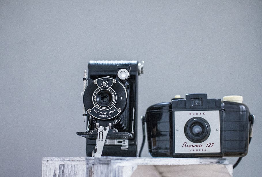 càmera, vintage, taula, tecnologia, càmera analògica, antiguitat, càmeres, primer pla, electrònica, equipament, a l'interior, Kodak, lent, zoom, càmera - equip fotogràfic, temes de fotografia, estil retro, lent - instrument òptic, equip fotogràfic, cap gent, fotografiar, tir de l'estudi, nostàlgia, activitat, càmera digital, sol objecte, còpia espai, funció de construcció de parets, càmera slr, 5K