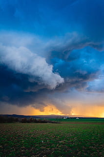 fotografia, tempestoso, giorno, tempesta, blu, nuvole, cielo, natura, drammatico, tempo metereologico, cielo blu, paesaggio, campo, pioggia, agricoltura, nuvola - cielo, azienda agricola, ambiente, scenics - natura, bellezza nella natura, scena tranquilla, tramonto, terra, la tranquillità, nessuno, orizzonte sopra terra, scena rurale, scena non urbana, orizzonte, idilliaco, erba, all'aperto, 2K, CC0, dominio pubblico, privo di copyright