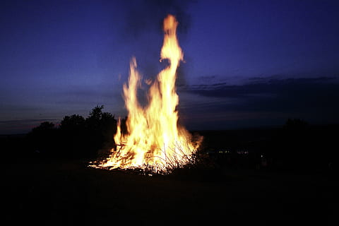 Feuer, Flamme, evolutionär, Marke, brennen, Holz, Hitze, Heiss, Wald Feuer, hell, Gelb, Kamin, Glut, Nacht-, Verbrennung, Hitze - Temperatur, Feuer - natürliches Phänomen, Warnschild, Natur, Zeichen, Himmel, Kommunikation, dunkel, beleuchtet, Dämmerung, Bewegung, keine Leute, draußen, Land, wolke - himmel, Kraft in der Natur, explosiv, 4K, CC0, gemeinfrei, lizenzfrei