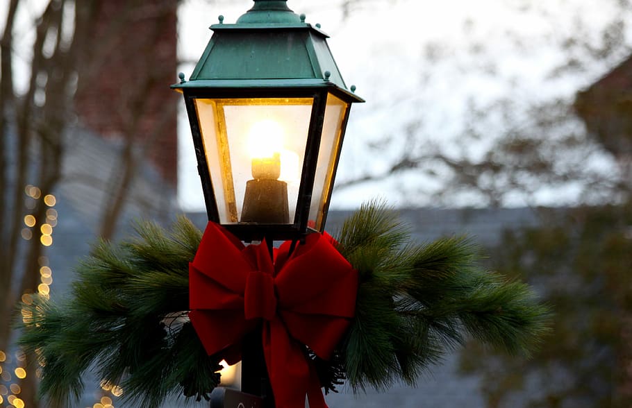 Červené, Černá, kovové lucerny, svítí, pouliční osvětlení post, stuha, luk, svítilna, světlo, sloupek lampy, červená mašle, pouliční lampa, pouliční osvětlení, borovice, christma, Dovolená, historický, jásot, teplý, žlutá, strom, oslava, Vánoce, osvětlovací zařízení, zaměřit se na popředí, dekorace, rostlina, detail, vánoční dekorace, Příroda, nikdo, svíčka, řeřavý, vánoční strom, lucerna, elektrická lampa, 4K