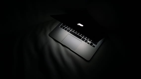 convertit, MacBook de plata, blanc, tèxtil, portàtil, poma, MacBook, ordinador, navegador, recerca, estudiar, tecnologia, fosc, fons negre, a l'interior, còpia espai, cap gent, comunicació, tir de l'estudi, color negre, tecnologia sense fils, sol objecte, punt de mira, connexió, cultura i entreteniment artístic, ombra, música, teclat, primer pla, etapa, llum elèctrica, 5K, CC0, domini públic, lliure de regalies