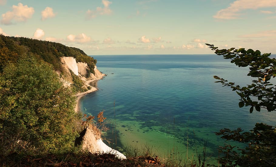 verde, alberi, mare, giorno, tempo, natura, paesaggio, Paesaggi, acqua, lago, all'aperto, cielo, estate, nessuno, albero, corpi d'acqua, costa, montagna, immagine a colori, posizioni di viaggio, bellezza nella natura, blu, la tranquillità, scenics - natura, scena tranquilla, nuvola - cielo, orizzonte sull'acqua, pianta, orizzonte, terra, spiaggia, idilliaco, scena non urbana, crescita, 4K