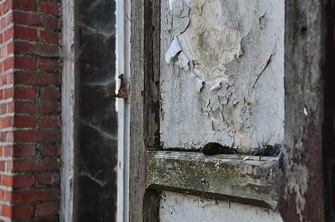 antiguo, casa, fachada, pared - característica de la construcción, antecedentes, material de madera, puerta, Entrada, erosionado, arquitectura, estructura construida, nadie, de cerca, dañado, metal, día, abandonado, pelando, edificio, exterior del edificio, roto, oxidado, pared, ladrillo, deterioro, al aire libre, arruinado, 4K, CC0, dominio público, libre de derechos