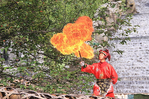 mand, brand aktivitet, dagtimerne, mand spiller ild, træ, ild, flamme, kunst, en person, brænding, rigtige mennesker, brand - naturligt fænomen, plante, natur, stående, advarselsskilt, dag, skilt, bedrift, voksen, ung voksen, herrer, risiko, tøj, 4K, CC0, offentligt domæne, royaltyfrie
