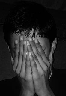 mano del ragazzo, coperto, viso, triste, buio, impaurito, bastonatura, paura, spaventato, espressione, persona, grave, solo, una persona, depressione - tristezza, uomini, persone, tristezza, bianco e nero, maschi, stress emotivo, solitudine, colpo alla testa, ritratto, bambino, infanzia, persone reali, ragazzi, in casa, parte del corpo umano, avvicinamento, mano umana, parte del corpo, mano, vista frontale, stili di vita, volto umano, innocenza, volto oscurato, dito, 1080P, CC0, dominio pubblico, privo di copyright
