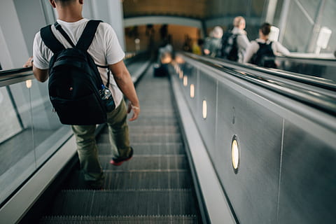 Person, tragen, schwarz, Rucksack, Reiten, Rolltreppe, einsteigen, Fall, Pendler, Gepäck, Menschen, Technologie, Reise, reisender, Männer, Gehen, zufällige Menschen, die Architektur, Lebensstile, drinnen, Treppe, Legere Kleidung, Fokus auf den Vordergrund, Erwachsene, Transport, Freizeitbeschäftigung, Bewegung, Stehen, Geländer, 4K, CC0, gemeinfrei, lizenzfrei
