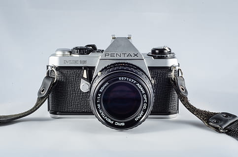 câmera analógica, fotografia, Câmera, câmera antiga, câmera fotografica, 35 mm, filme, imagem pequena, filme negativo, Abertura de 50 mm 1, 8, câmera - equipamento fotográfico, equipamento, temas de fotografia, único objeto, antiquado, velho, lente - instrumento óptico, estilo retro, tecnologia, Antiguidade, tiro do estúdio, ninguém, fundo branco, fechar-se, equipamento fotográfico, ainda vida, dentro de casa, câmera digital, texto, câmera slr, metal, lente - olho, prateado colorido, 4K, CC0, domínio público, royalty free