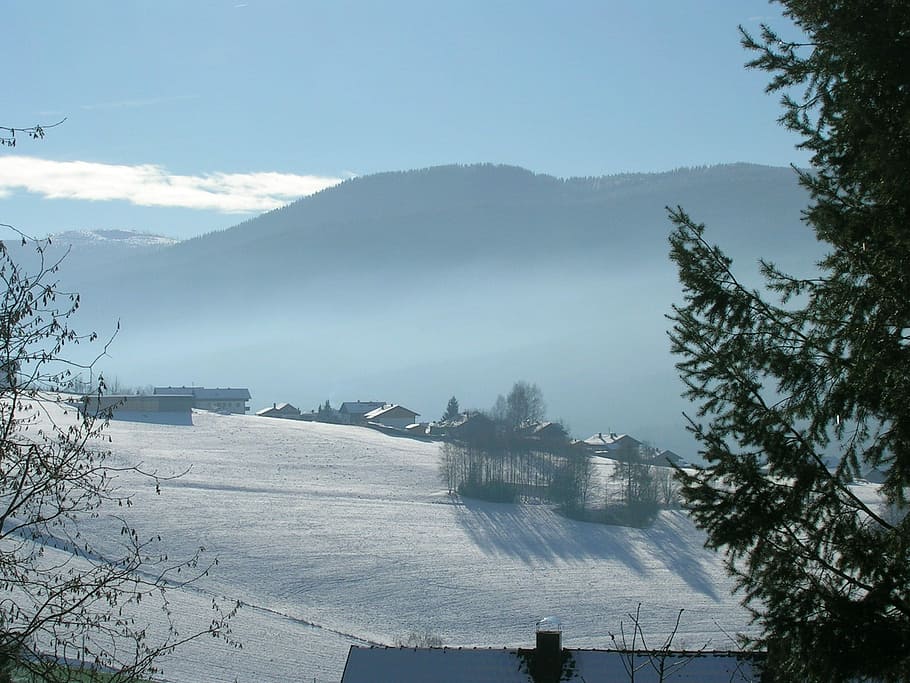 nieve, invierno frio, magia de invierno, invierno, frío, sueño de invierno, invernal, blanco, temperatura fría, nube - cielo, cielo, árbol, montaña, naturaleza, planta, belleza en la naturaleza, arquitectura, paisajes - naturaleza, cordillera, día, estructura construida, nadie, exterior del edificio, agua, Montaña cubierta de nieve, tranquilidad, al aire libre, estación de esquí, árbol conífero, 1080P