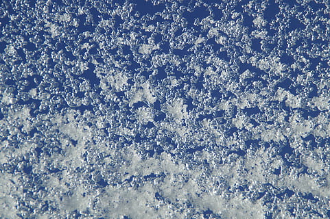 besneeuwd, sneeuw, structuur, winter, winters, ijzig, wit, winterstemming, winter explosie, achtergrond, Gebied, venster, hemel, volledig kader, achtergronden, geen mensen, natuur, koude temperatuur, schoonheid in de natuur, buitenshuis, blauw, patroon, dag, witte kleur, detailopname, getextureerde, scenics - natuur, kalmte, bevroren, ijs-, puurheid, 5K, CC0, publiek domein, royaltyvrij