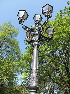 lykt, berlin, gammel, lys, historisk, gatelykt, gatebelysning, tre, lav vinkel visning, anlegg, natur, ingen folk, dag, himmel, arkitektur, skulptur, menneskelig representasjon, vekst, utendørs, representasjon, kunst og Håndverk, bygget struktur, grønn farge, belysningsutstyr, kreativitet, mannlig likhet, 1080P, CC0, offentlig domene, opphavsrett gratis