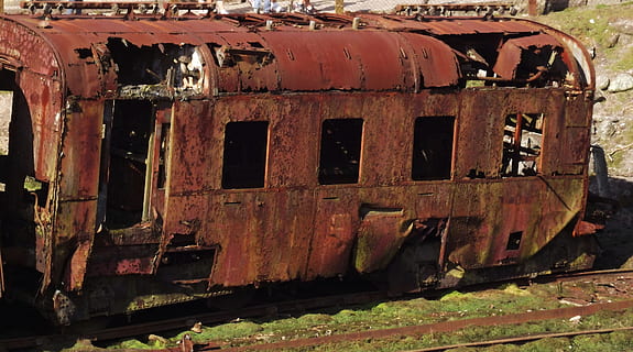 Zug, Eisenbahn, alt, rostig, zerfallen, Schienen, Rost, verlassen, beschädigt, Metall, Ablehnen, heruntergewirtschaftet, Verschlechterung, obsolet, Transportmittel, Transport, Schienenverkehr, Zug - Fahrzeug, Tag, öffentliche Verkehrsmittel, keine Leute, schlechter Zustand, verwittert, Schiff, Spur, draußen, ruiniert, Eisenbahnwagen, Rangierbahnhof, 2K, CC0, gemeinfrei, lizenzfrei