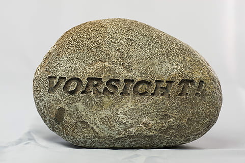 pietra, font, gratuito, attenzione, grigio, nessuno, sfondo bianco, avvicinamento, singolo oggetto, girato in studio, vecchio, in casa, testo, ricchezza, sceneggiatura occidentale, finanza, risparmi, solido, natura morta, spiritualità, storia, cibo e bevande, natura, religione, pietra - oggetto, 4K, CC0, dominio pubblico, privo di copyright