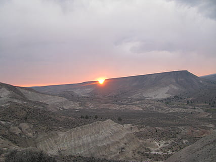 diavoli mordono, tramonto, john day, letti fossili, monumento nazionale, mascall si affacciano, letti fossili di john day, orientale, Oregon, Stati Uniti d'America, punto di riferimento, attrazione turistica, cielo, montagna, scenics - natura, bellezza nella natura, ambiente, paesaggio, scena tranquilla, la tranquillità, scena non urbana, nuvola - cielo, catena montuosa, nessuno, natura, idilliaco, a distanza, sole, destinazioni di viaggio, all'aperto, terra, clima arido, 2K, CC0, dominio pubblico, privo di copyright
