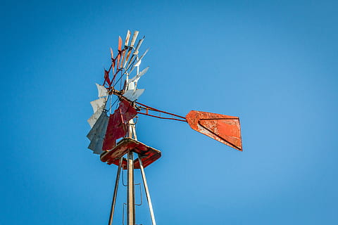 vindmølle vandpumpe, vindmøllevinge, vindmølle, struktur, vejrbestemt struktur, gamle vindmølle, turbine, blå himmel, michigan, amt messe, blå, himmel, skyfri himmel, lav vinkel visning, natur, ingen mennesker, solrig, dag, kopiere plads, meddelelse, udendørs, metal, pol, vejledning, retning, udstyr, arkitektur, belysningsudstyr, skilt, rød, 5K, CC0, offentligt domæne, royaltyfrie