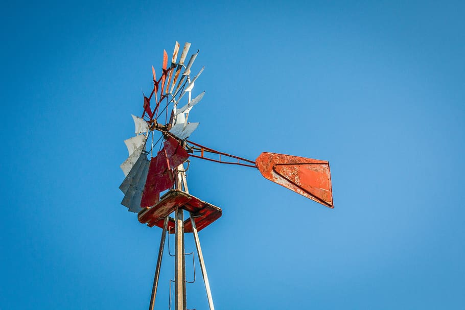 vindmølle vandpumpe, vindmøllevinge, vindmølle, struktur, vejrbestemt struktur, gamle vindmølle, turbine, blå himmel, michigan, amt messe, blå, himmel, skyfri himmel, lav vinkel visning, natur, ingen mennesker, solrig, dag, kopiere plads, meddelelse, udendørs, metal, pol, vejledning, retning, udstyr, arkitektur, belysningsudstyr, skilt, rød, 5K
