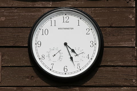 Uhr, draussen, Zeit, Holz - Material, Ziffernblatt, alt, altmodisch, Nummer, Geometrische Figur, keine Leute, Kreis, Nahansicht, Uhrzeiger, gestalten, Wandbau - Funktion, Instrument der Zeit, drinnen, Minutenzeiger, Richtigkeit, einzelnes Objekt, weiße Farbe, Tag, Tabelle, Wanduhr, Holzmaserung, 2K, CC0, gemeinfrei, lizenzfrei