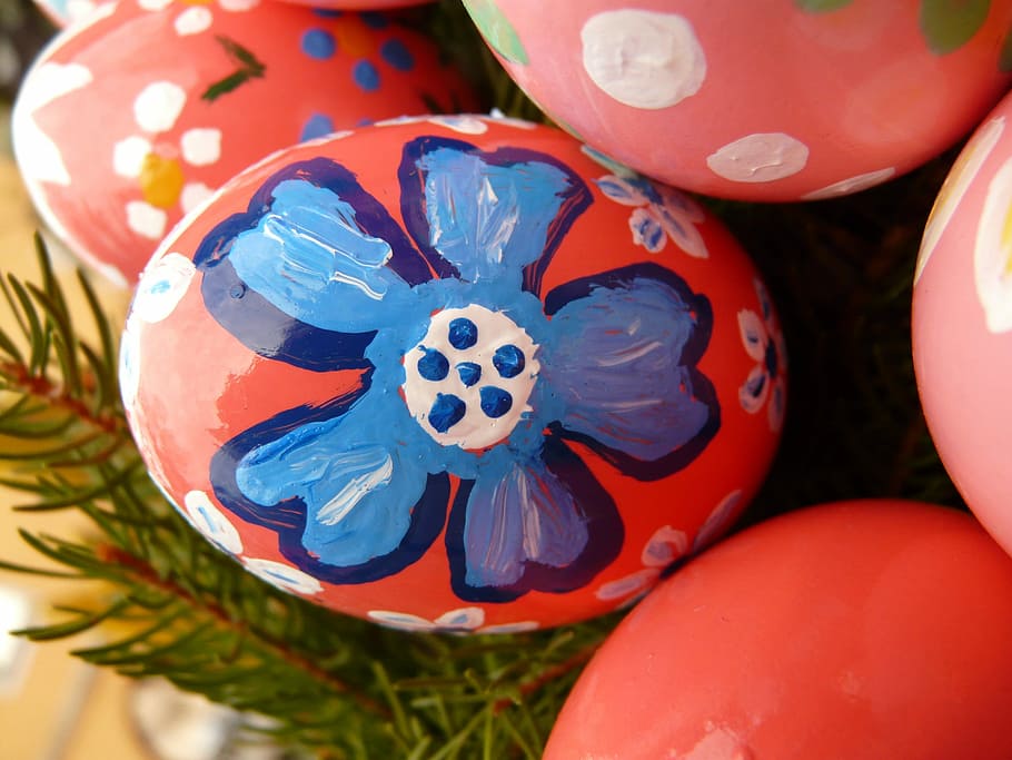 paasei, verf, Pasen, easter egg schilderij, Paas eieren, ei, schilderij, kunst, kleur, kleurrijk, rood, detailopname, kinderjaren, geen mensen, dag, binnenshuis, kunst en ambacht, viering, vertegenwoordiging, dierlijke representatie, creativiteit, stilleven, focus op de voorgrond, speelgoed-, vakantie, blauw, dier, hoge hoekmening, multi gekleurd, dierlijke thema's, 2K