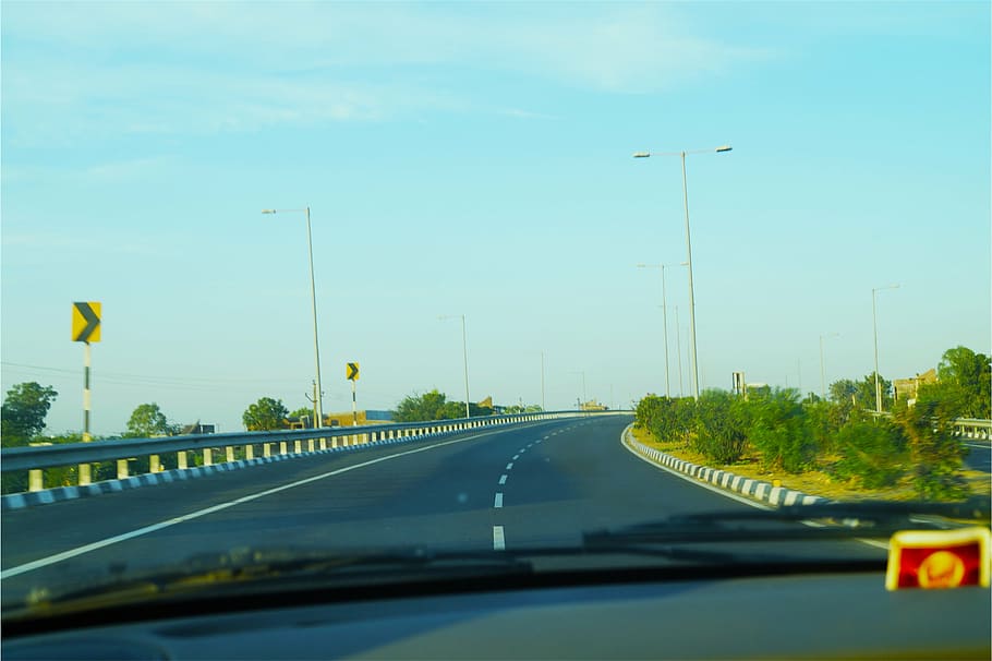 foto, nero, strada asfaltata, giorno, auto, grigio, calcestruzzo, marciapiede, strada, guida, trattino, parabrezza, segni, autostrada, mezzi di trasporto, punto di vista dell'auto, interno auto, veicolo terrestre, cielo, veicolo a motore, modo di trasporto, interno del veicolo, trasparente, vetro - materiale, cartello, lampione, in movimento, nessuno, movimento, viaggio, ponte - struttura fatta dall'uomo, all'aperto, prospettiva decrescente, viaggio su strada, autostrada a più corsie, 1080P
