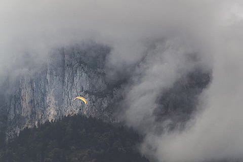 seletivo, cor, ar, deslizando, névoa, cinzento, montanha, cercado, branco, cavaleiro, tempestade, vôo, céu, nuvem - céu, parapente, Esportes extremos, natureza, esporte, perigo, ao ar livre, cloudscape, risco, aventura, paraquedas, meio Ambiente, atividade de lazer, beleza na natureza, transporte, scenics - natureza, pessoa irreconhecível, liberdade, dia, cena não urbana, 4K, CC0, domínio público, royalty free