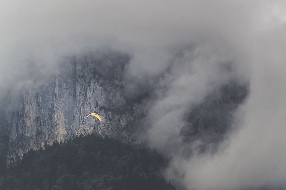 selettivo, colore, aria, volo, nebbia, grigio, montagna, circondato, bianca, ciclista, tempesta, volante, cielo, nuvola - cielo, parapendio, sport estremi, natura, sport, Pericolo, all'aperto, Cloudscape, rischio, mezz'aria, avventura, paracadute, ambiente, attività di svago, bellezza nella natura, mezzi di trasporto, scenics - natura, persona irriconoscibile, la libertà, giorno, scena non urbana, 4K