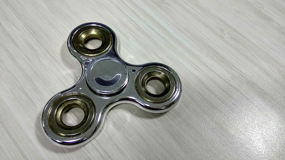 spinner, joguina, ferro, pesat, educatiu, inquiet, girar, ràpid, líquid, cap gent, a l'interior, aigua, primer pla, dia, taula, vista d’angle alt, metall, directament a sobre, natura morta, material de fusta, grup d'objectes, beure, refresc, sol objecte, color plata, llauna, alumini, menjar i beguda, alcohol, objectes fets per l’home, fet per l'home, aliatge, 4K