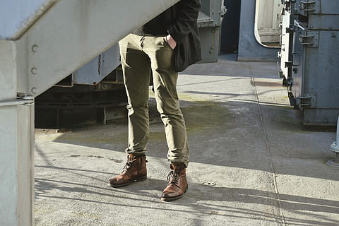 man, staand, vervelend, groen, jeans, bruin, schoenen, mannen, mensen, industrie, een persoon, handarbeider, buitenshuis, bezetting, lage sectie, een man alleen, leger, alleen volwassenen, volwassen, menselijk been, echte mensen, dag, zonlicht, casual kleding, vervoer, lichaamsdeel, menselijk lichaamsdeel, natuur, schoen, architectuur, levensstijlen, stad, 2K, CC0, publiek domein, royaltyvrij