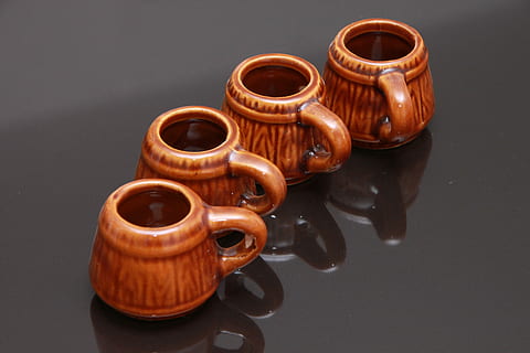 ceramica, tazza, decorativo, mini, miniatura, miniature, piccolo, tè, arti, riflessione, nessuno, girato in studio, avvicinamento, bicchierino, sfondo nero, in casa, legno - materiale, vista dall'alto, cibo e bevande, bere, strumento musicale, gruppo di oggetti, musica, natura morta, Marrone, concentrarsi sulle conoscenze acquisite, sfondo grigio, gruppo, attrezzatura musicale, rinfresco, scelta, tavolo, piccolo gruppo di oggetti, 4K, CC0, dominio pubblico, privo di copyright
